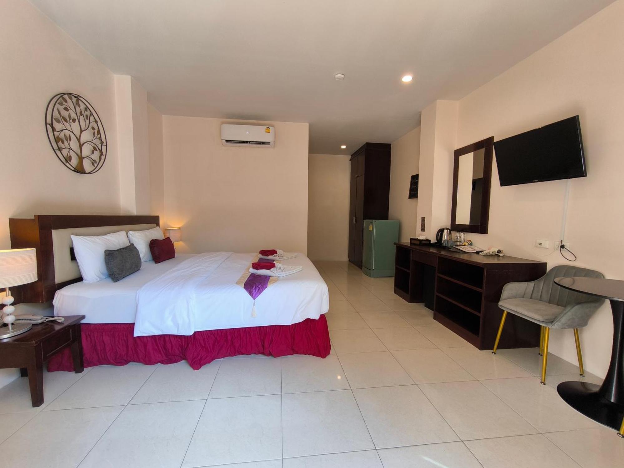 Seven Seas Hotel Patong Exterior photo