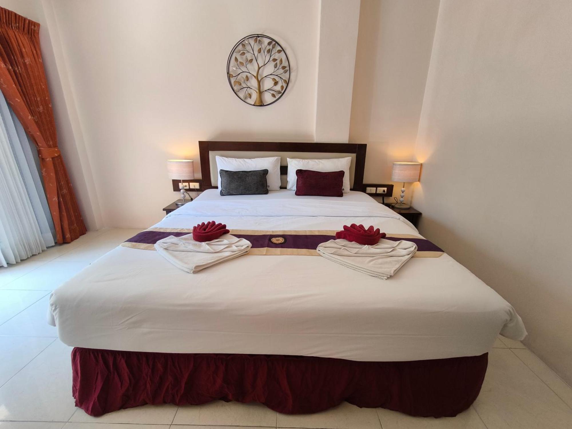 Seven Seas Hotel Patong Exterior photo